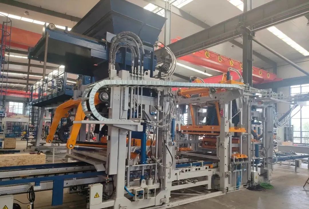 泉工ZN900CG國產(chǎn)設(shè)備首次進(jìn)入北美市場(chǎng)，開創(chuàng)中國磚機(jī)新紀(jì)元